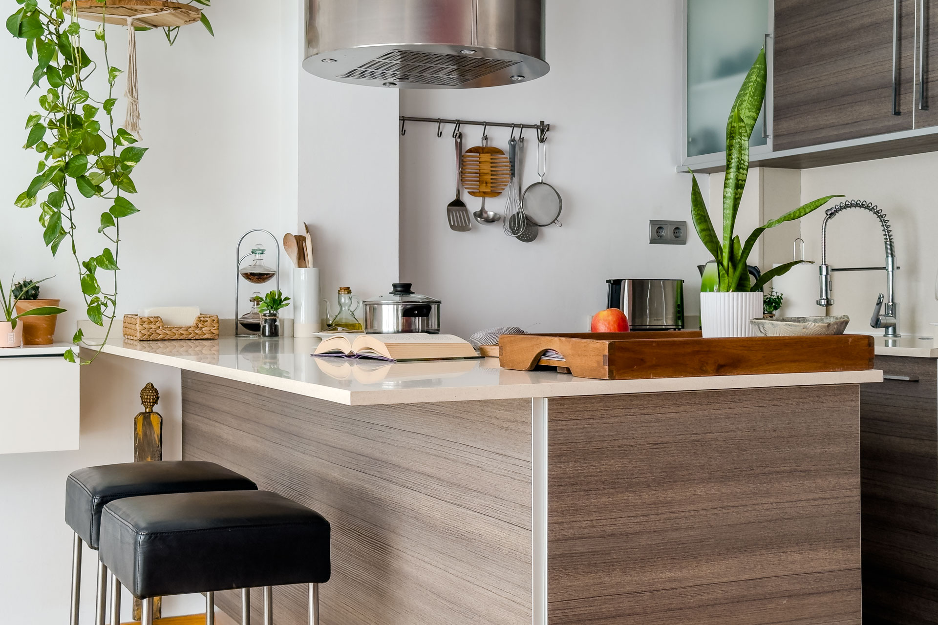 Cocina americana luminosa fotografiada para anuncio inmobiliario en Barcelona