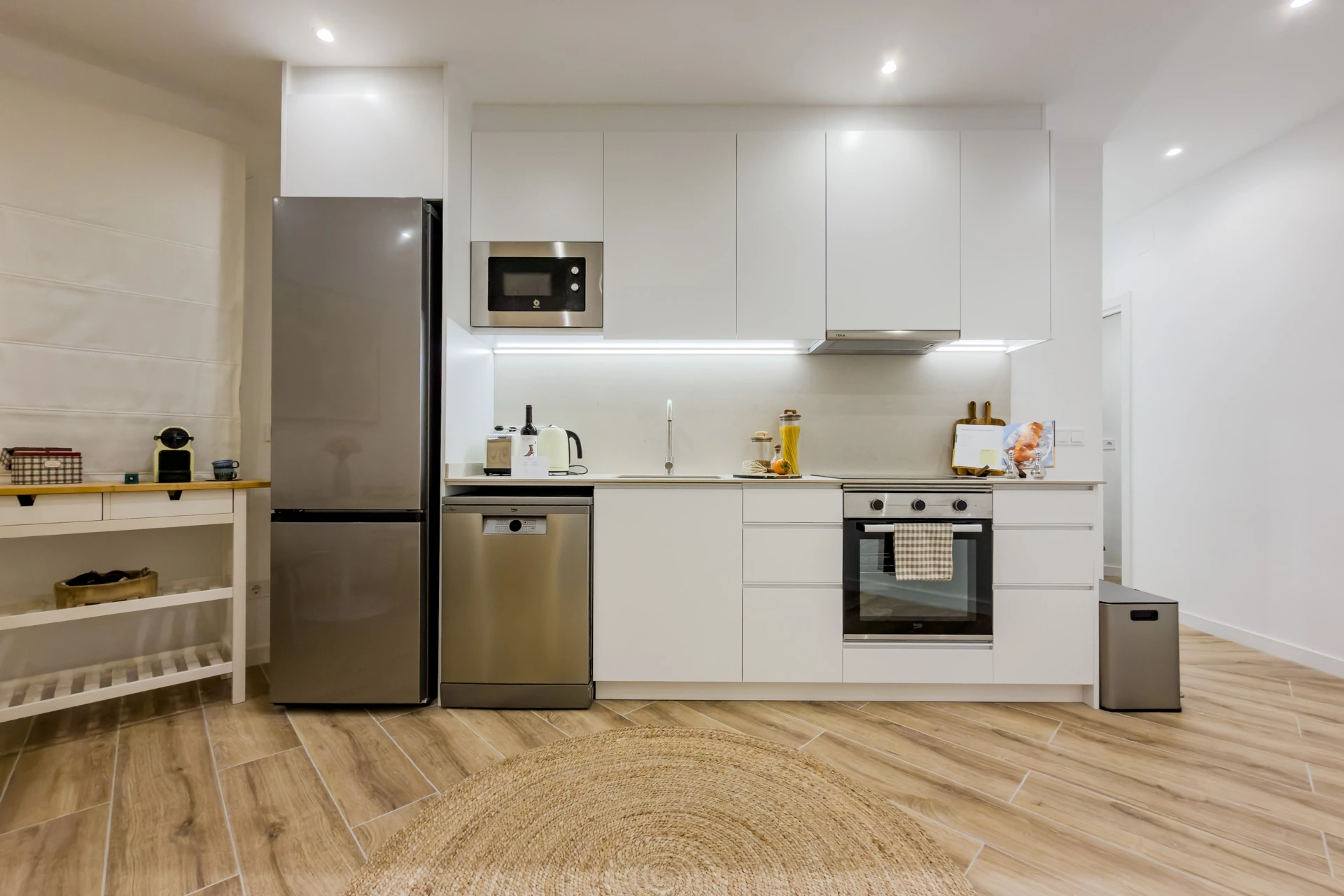 Cocina luminosa fotografiada para piso turístico en Barcelona