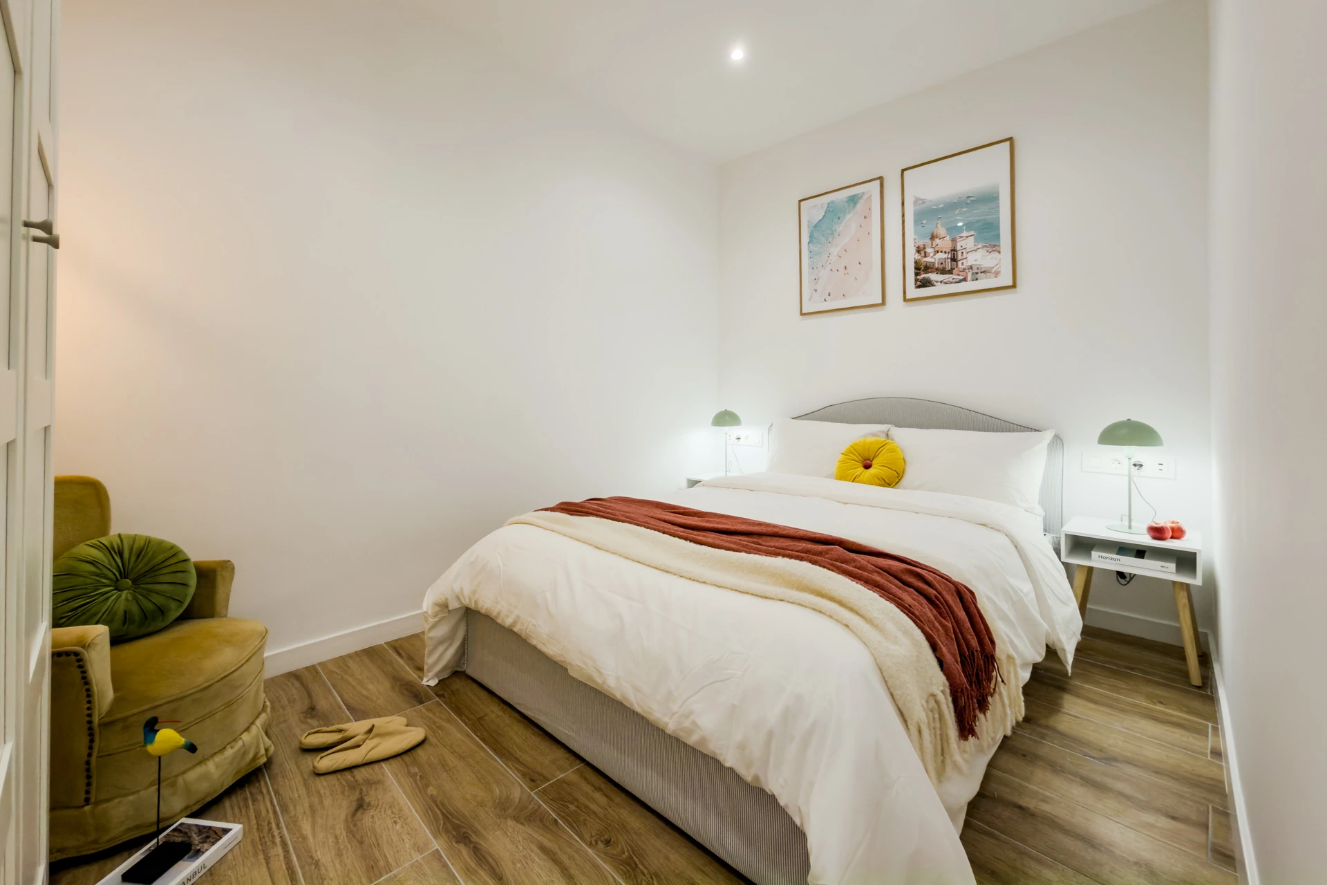 Habitación acogedora fotografiada para piso turístico en Barcelona