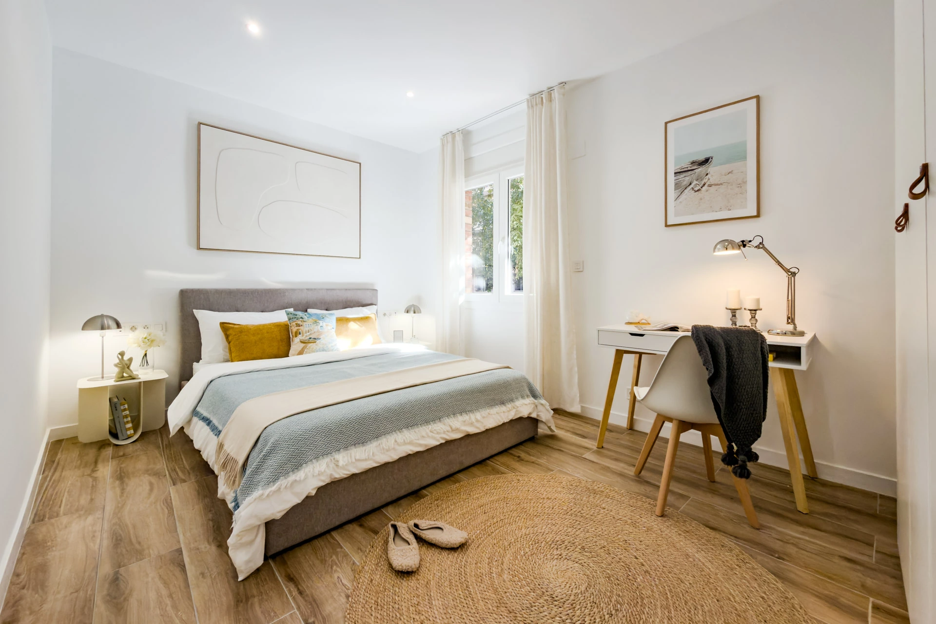Habitación amplia y luminosa fotografiada para piso en Barcelona