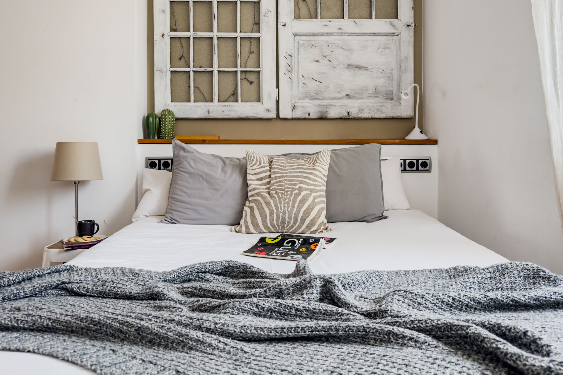 Habitación luminosa fotografiada para piso turístico en Barcelona