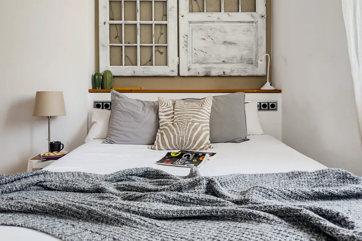 Habitación luminosa fotografiada para piso turístico en Barcelona