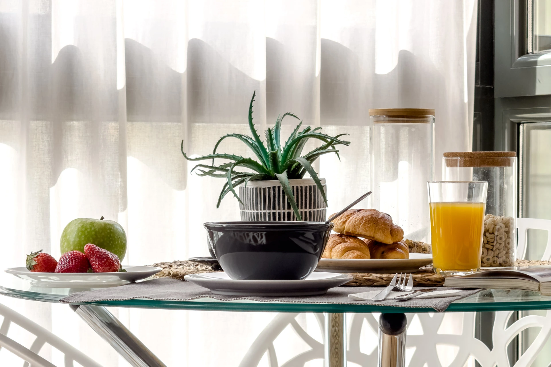 Mesa de cocina preparada fotografiada para piso turístico en Barcelona