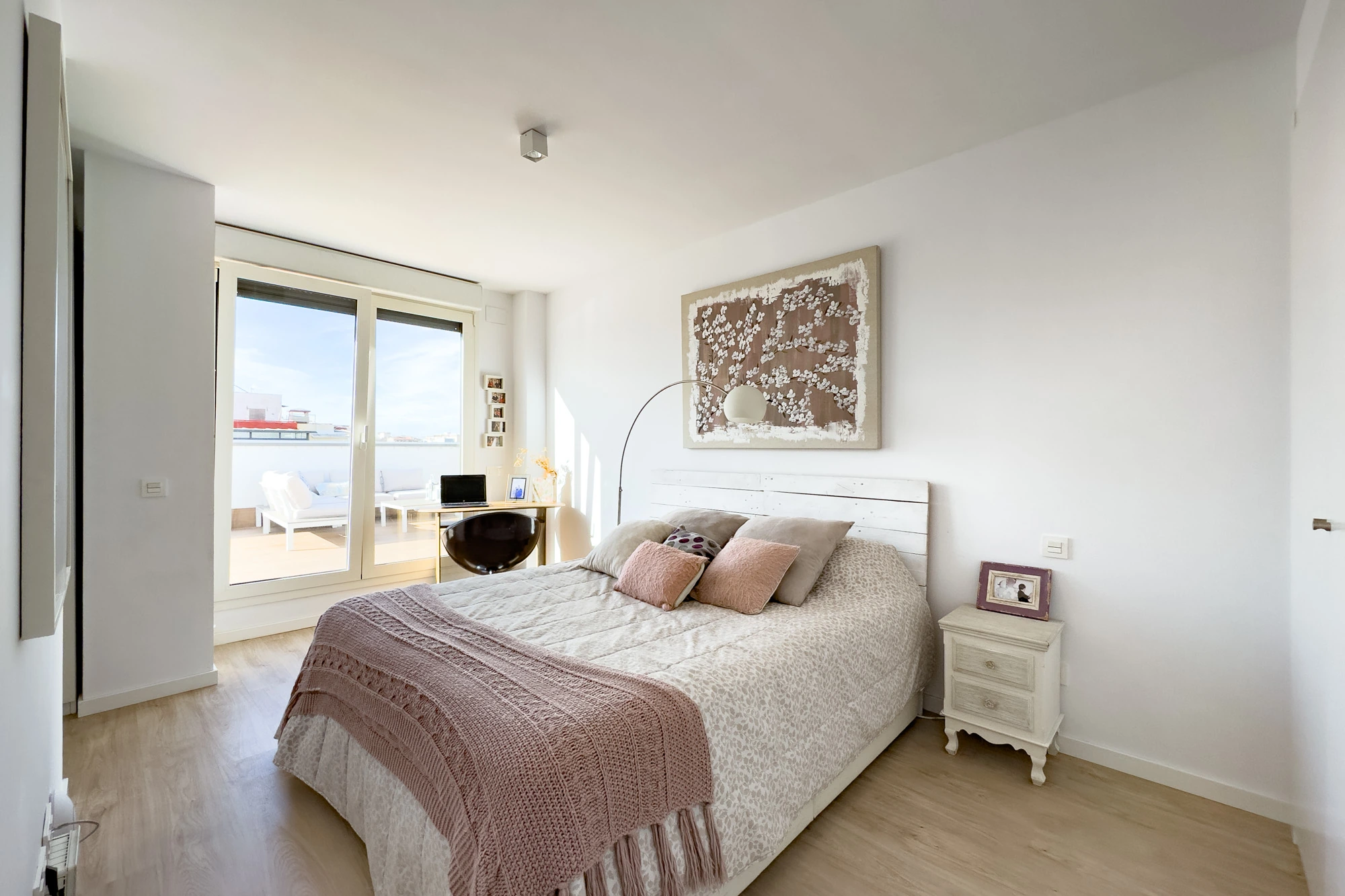 Dormitorio luminoso fotografiado para inmobiliaria en Poblenou, Barcelona