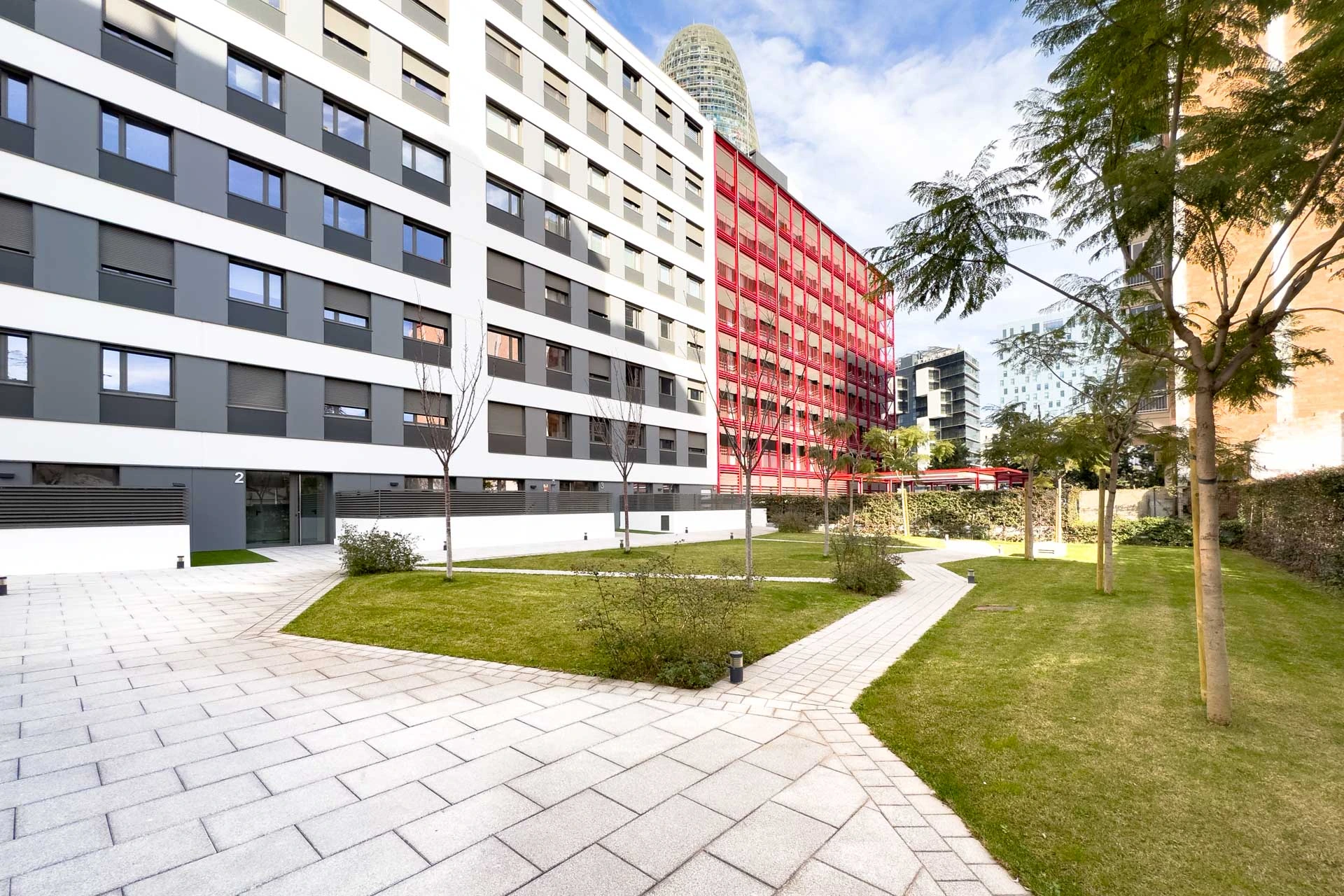 Jardín interior de edificio fotografiado para inmueble en Barcelona