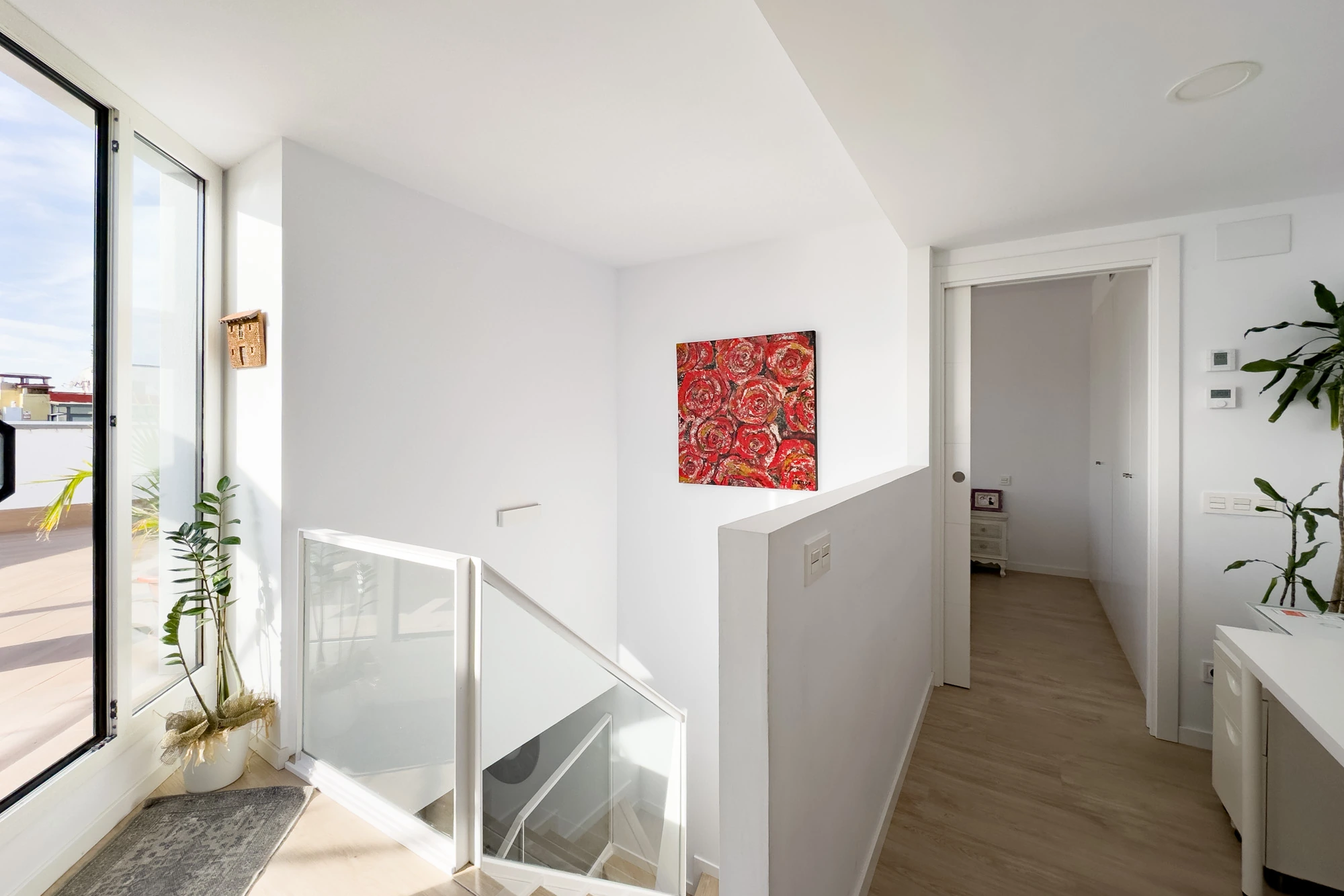 Pasillo luminoso fotografiado para vivienda en Barcelona