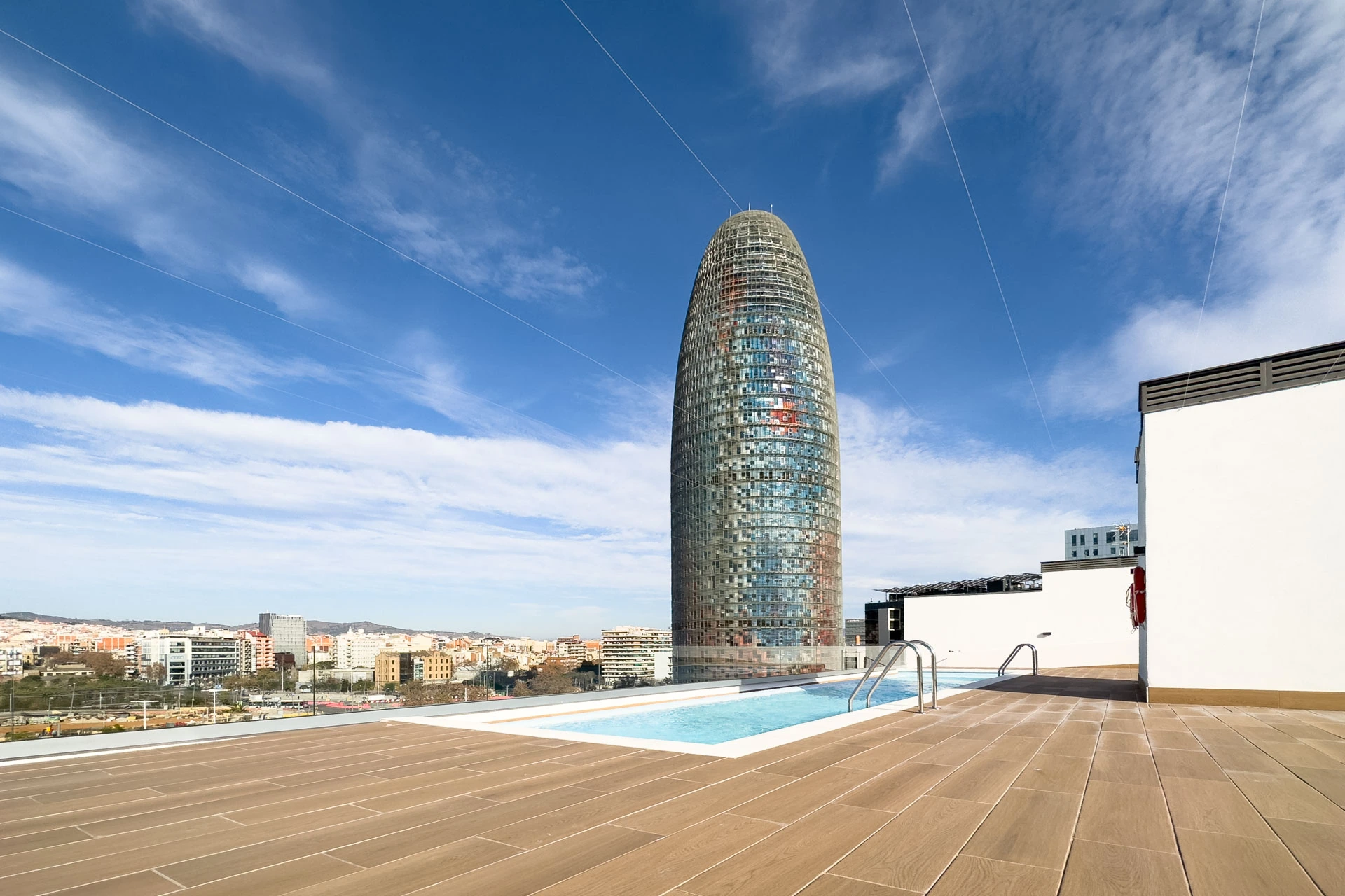 Piscina en azotea fotografiada para propiedad en Poblenou, Barcelona