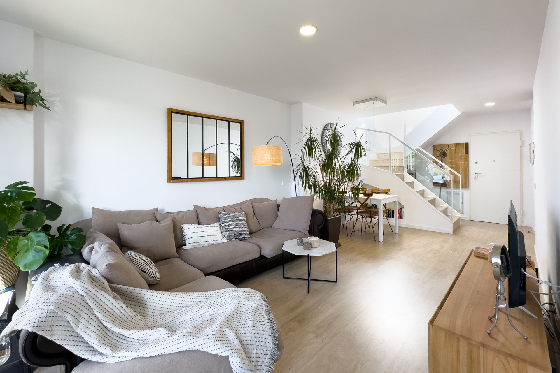 Salón amplio y luminoso fotografiado para inmobiliaria en Barcelona