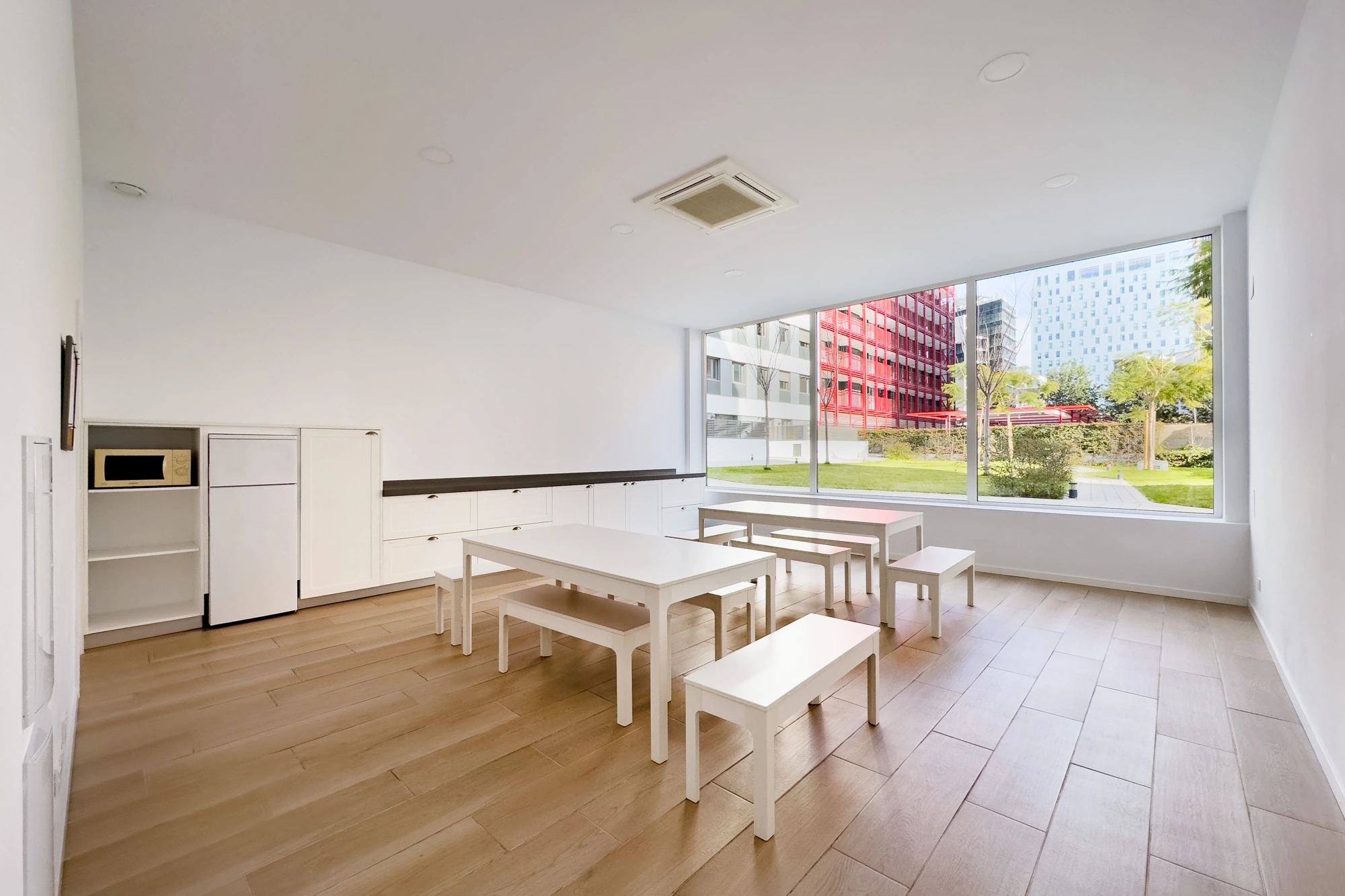 Salón comedor luminoso fotografiado para vivienda en Barcelona