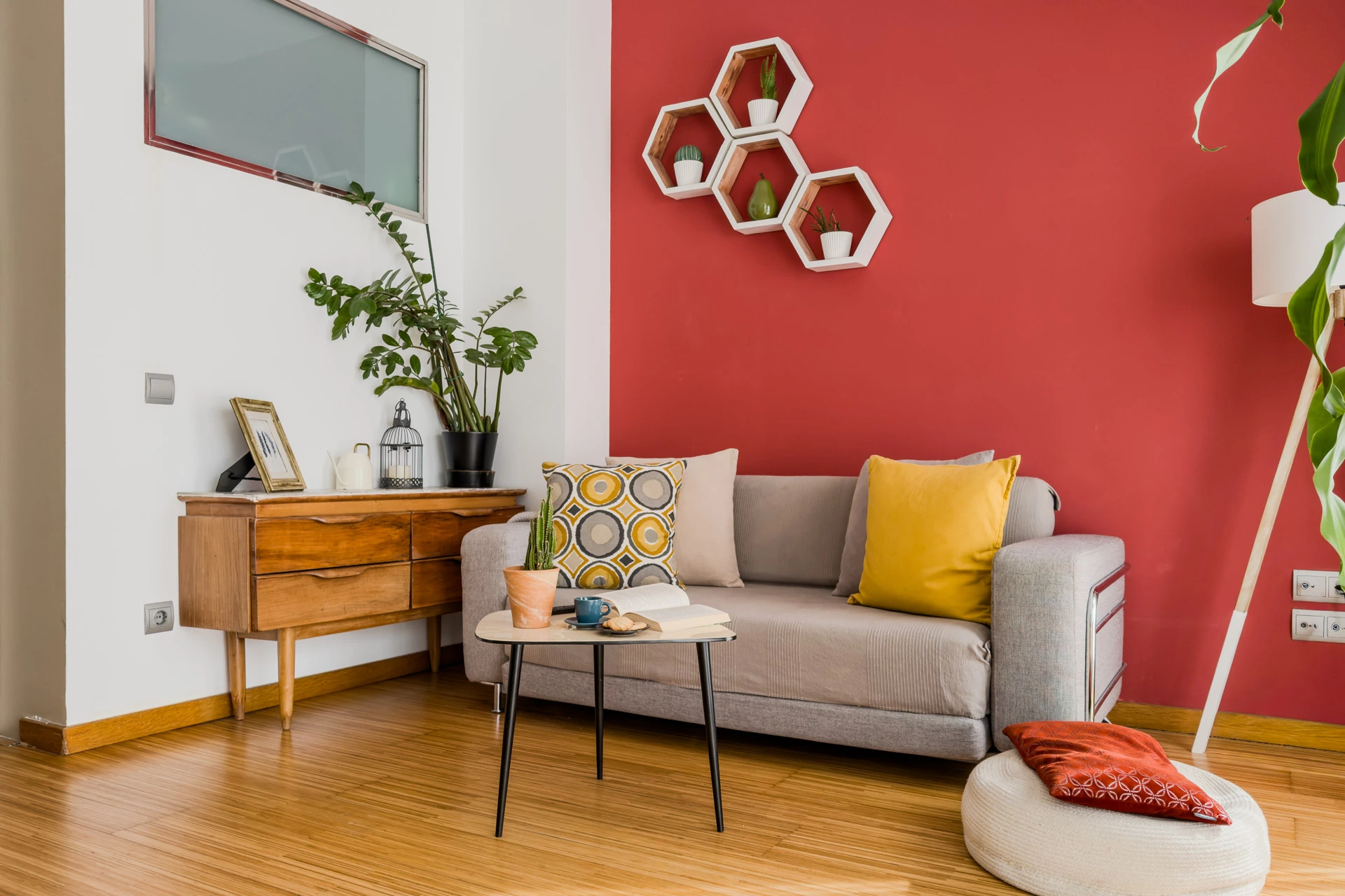 Salón colorido fotografiado para piso en alquiler en Barcelona