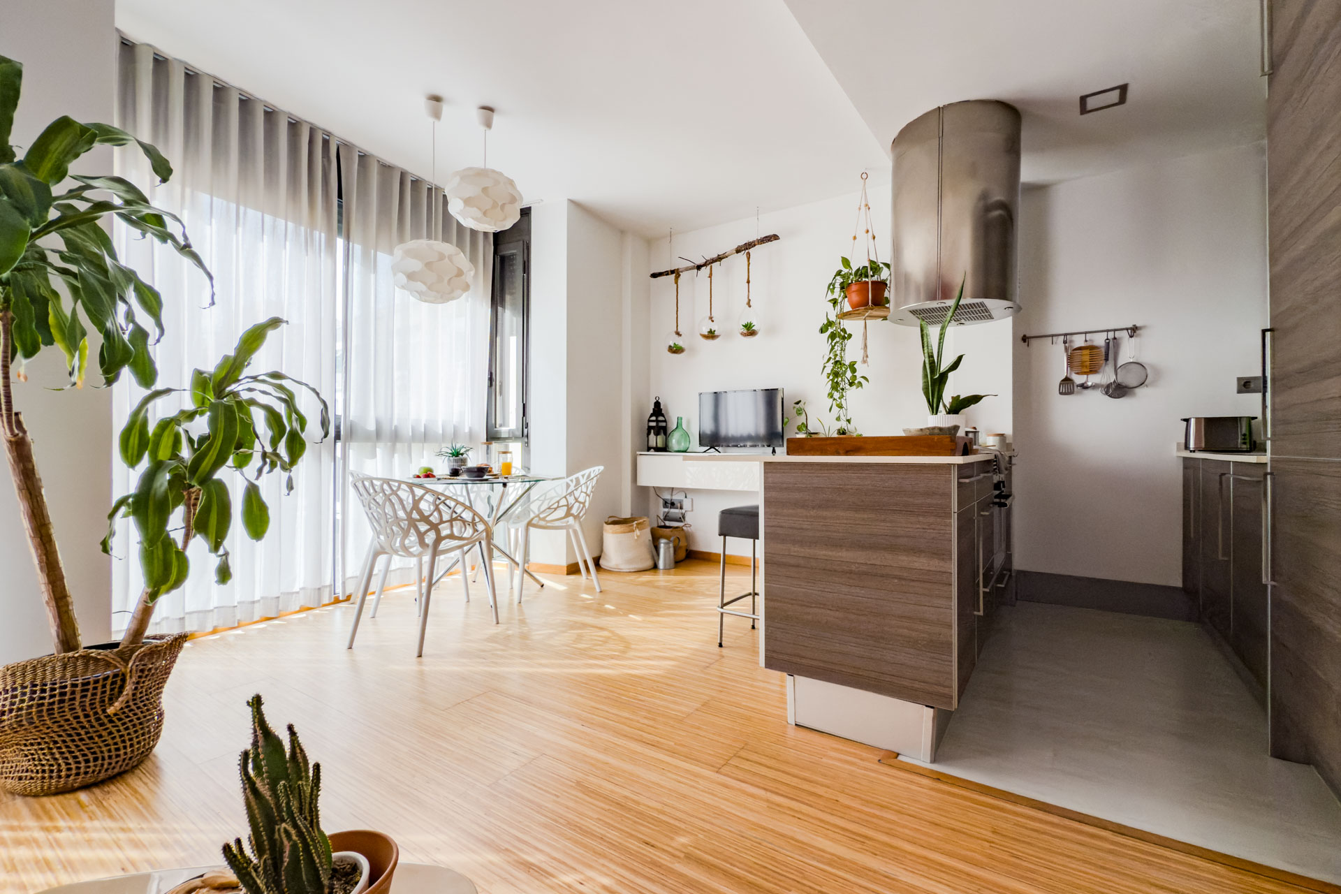 Salón con luz natural fotografiado para piso turístico en Barcelona