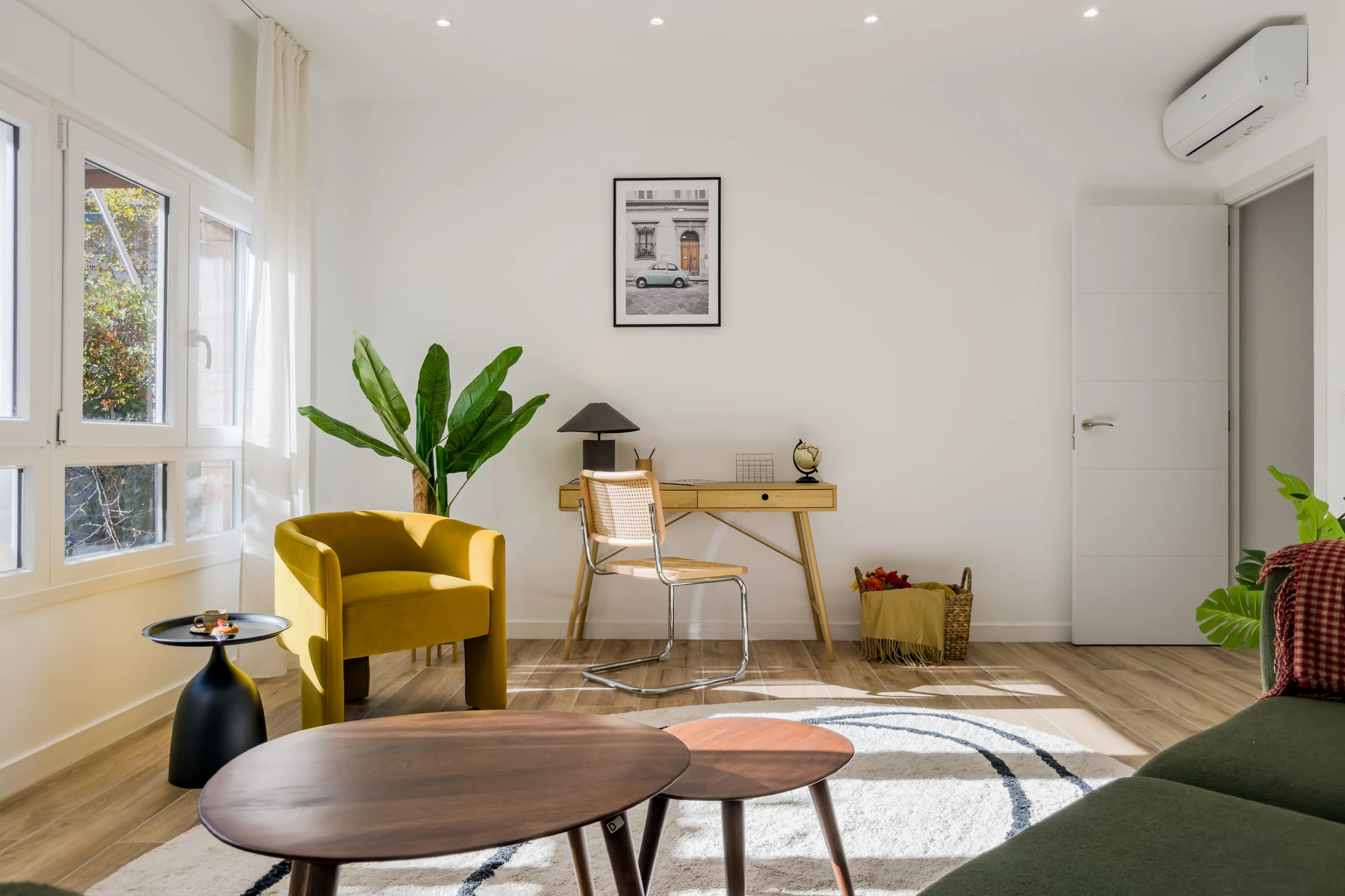Salón de piso turístico fotografiado con luz natural en Barcelona