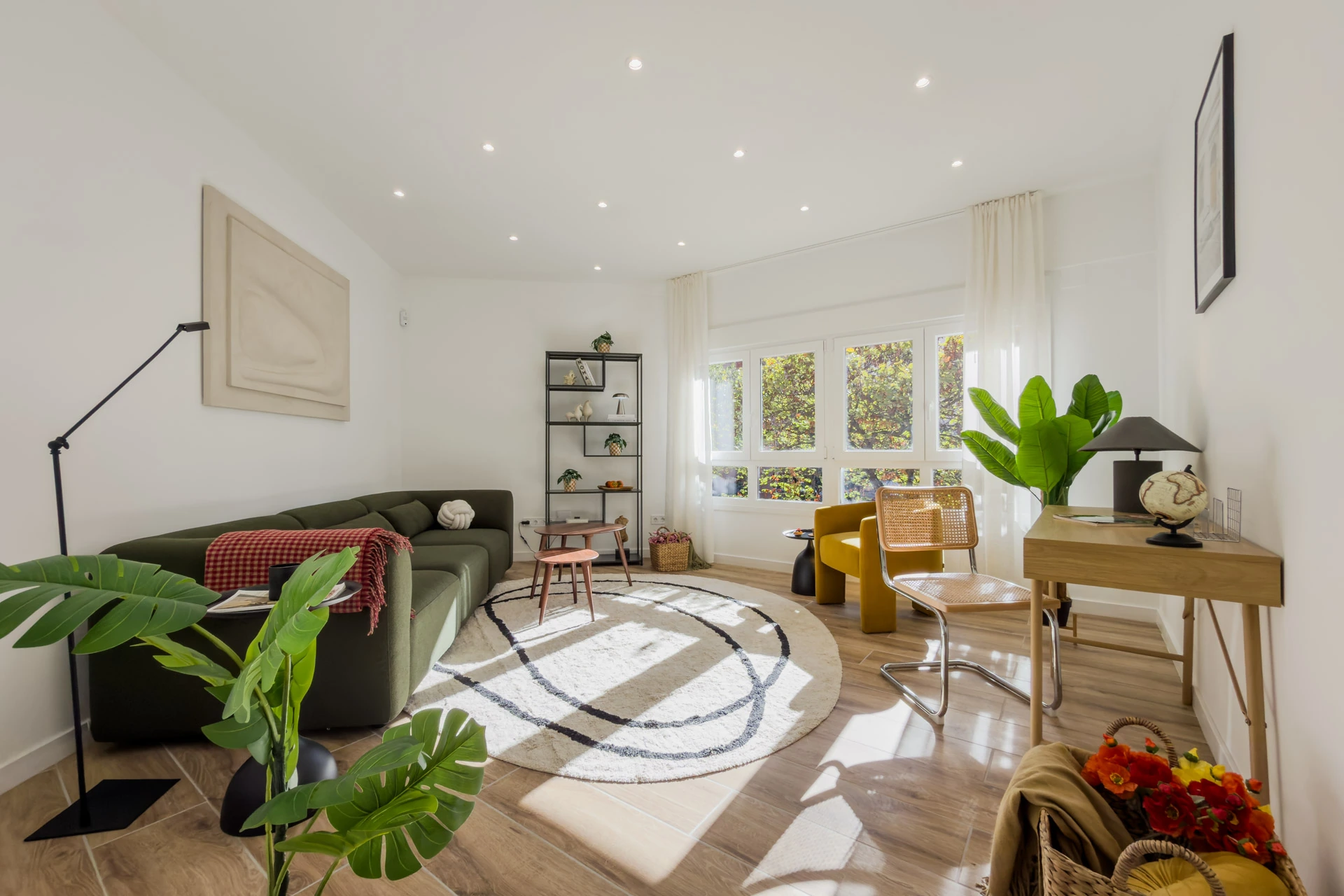 Salón luminoso fotografiado para piso en alquiler en Barcelona