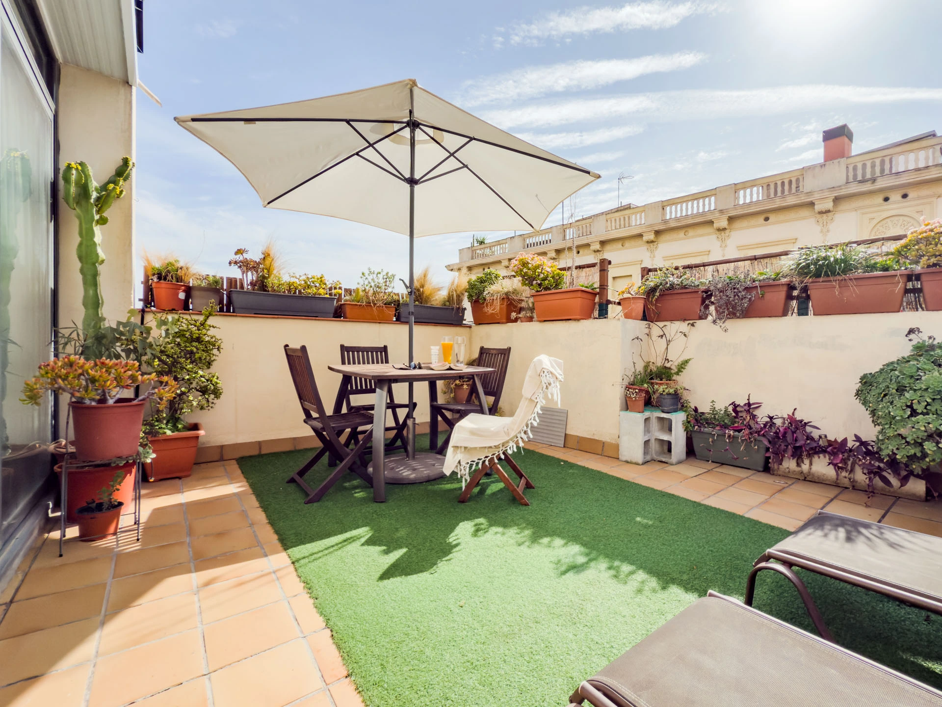 Terraza con tumbonas fotografiada para piso turístico en Barcelona