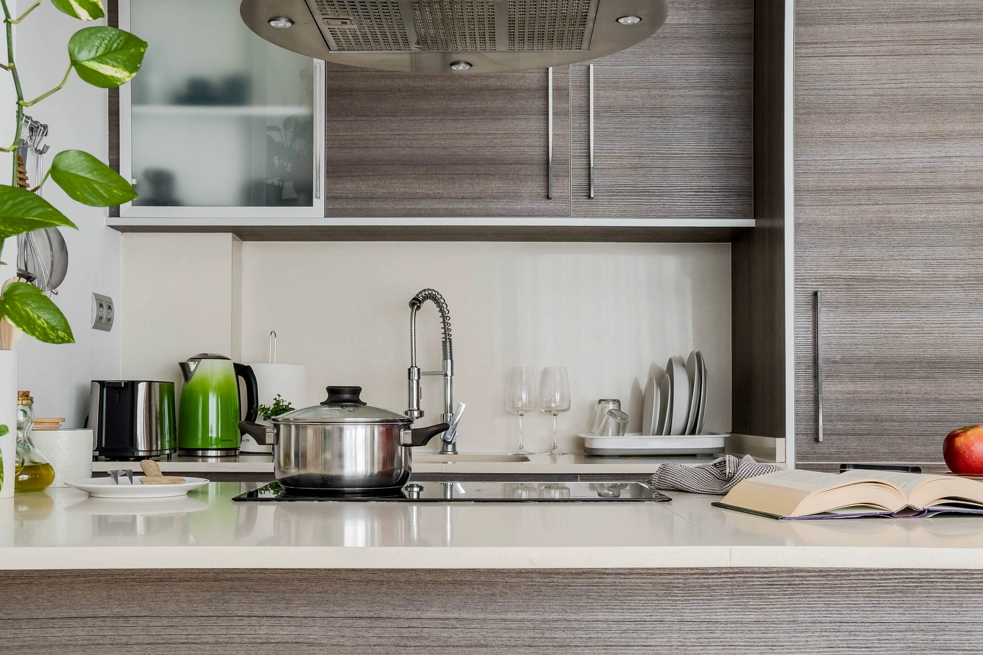 Detalle de encimera y cocina luminosa fotografiada en Barcelona